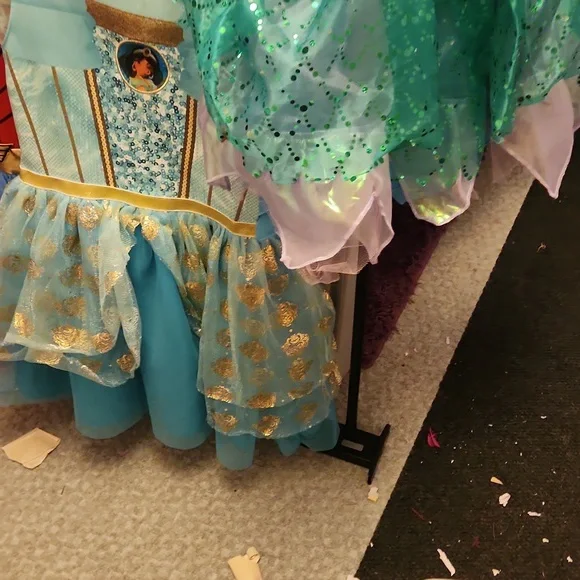 Lot of girls dress up Disney princesses costume party - Picture 2 of 8